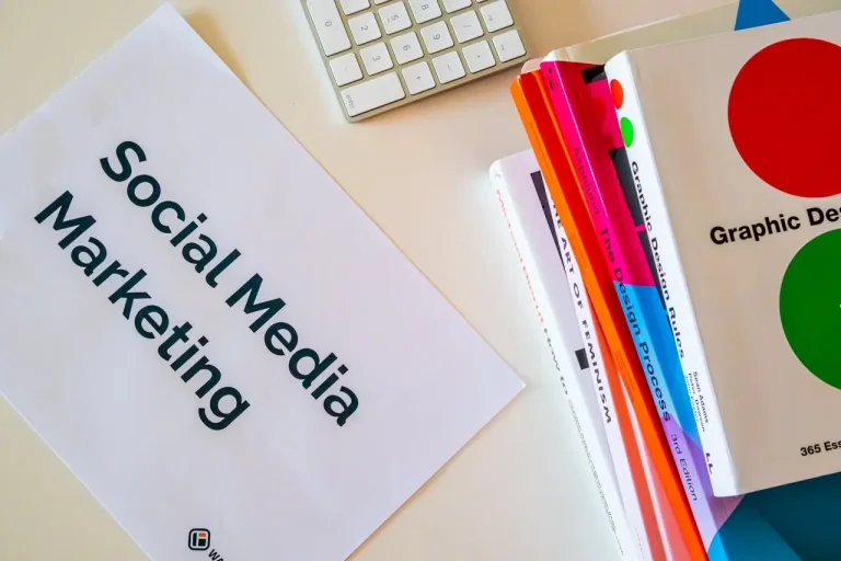 papper som har social marketing på.